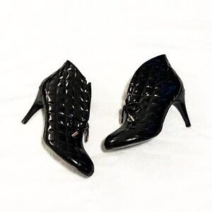 Hot In Hollywood Solid Black Patent Leather Booties Heels Quilted Women’s 8.5M
